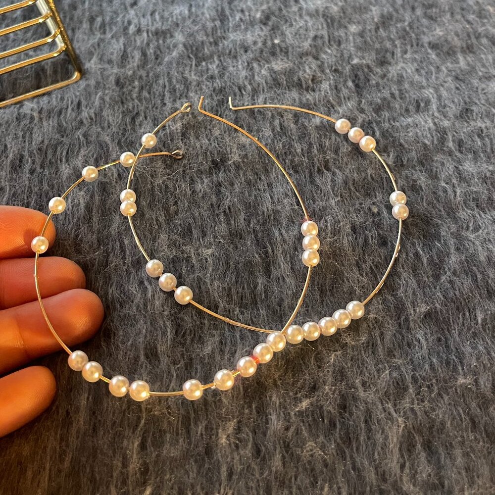 Plastic pearl and‎ goldtone hoop